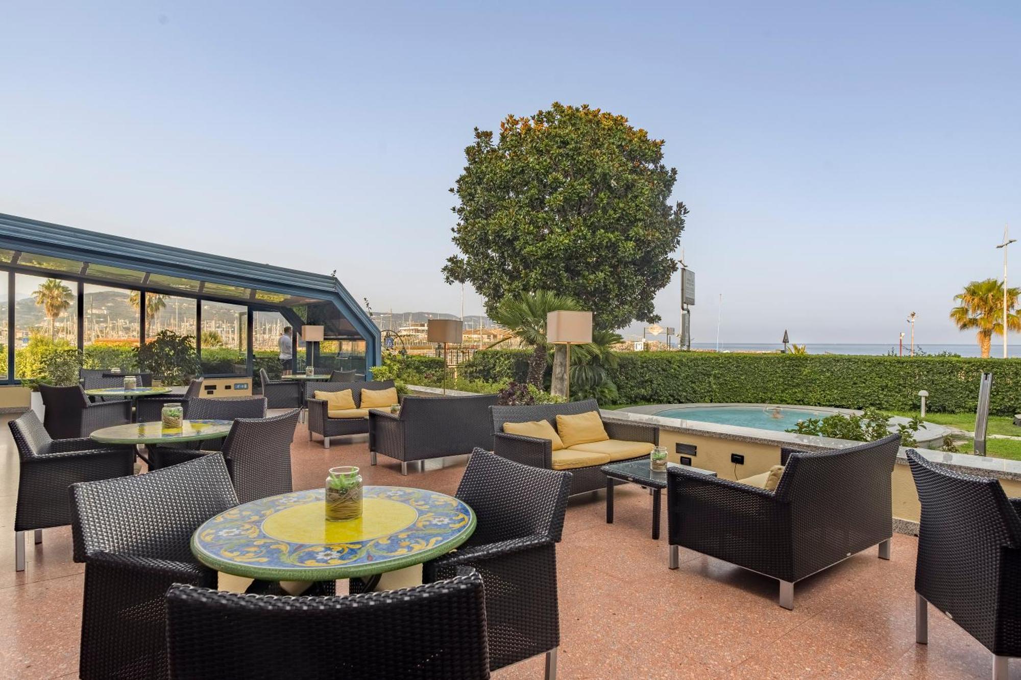 Hotel Garden Lido Loano Esterno foto
