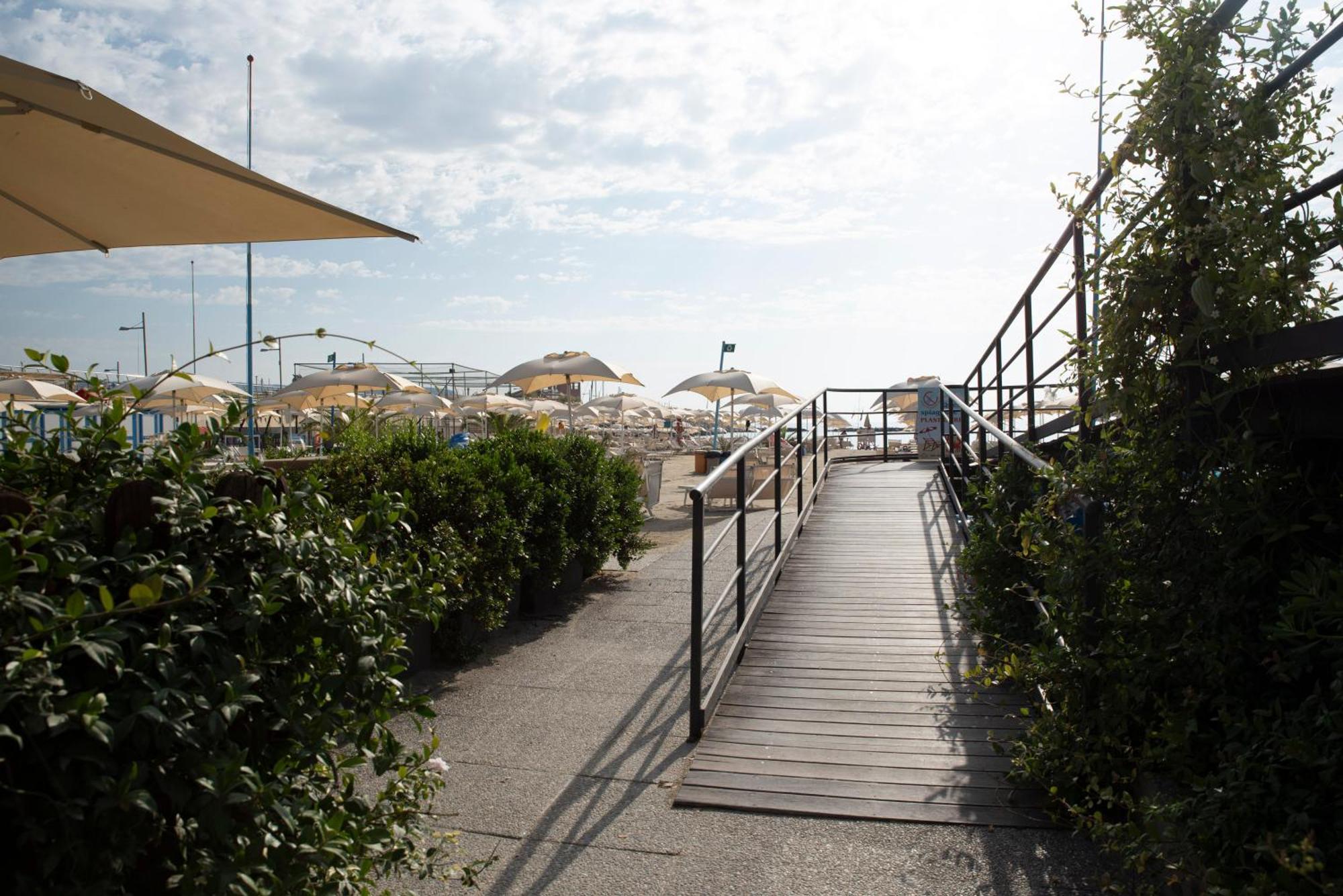 Hotel Garden Lido Loano Esterno foto