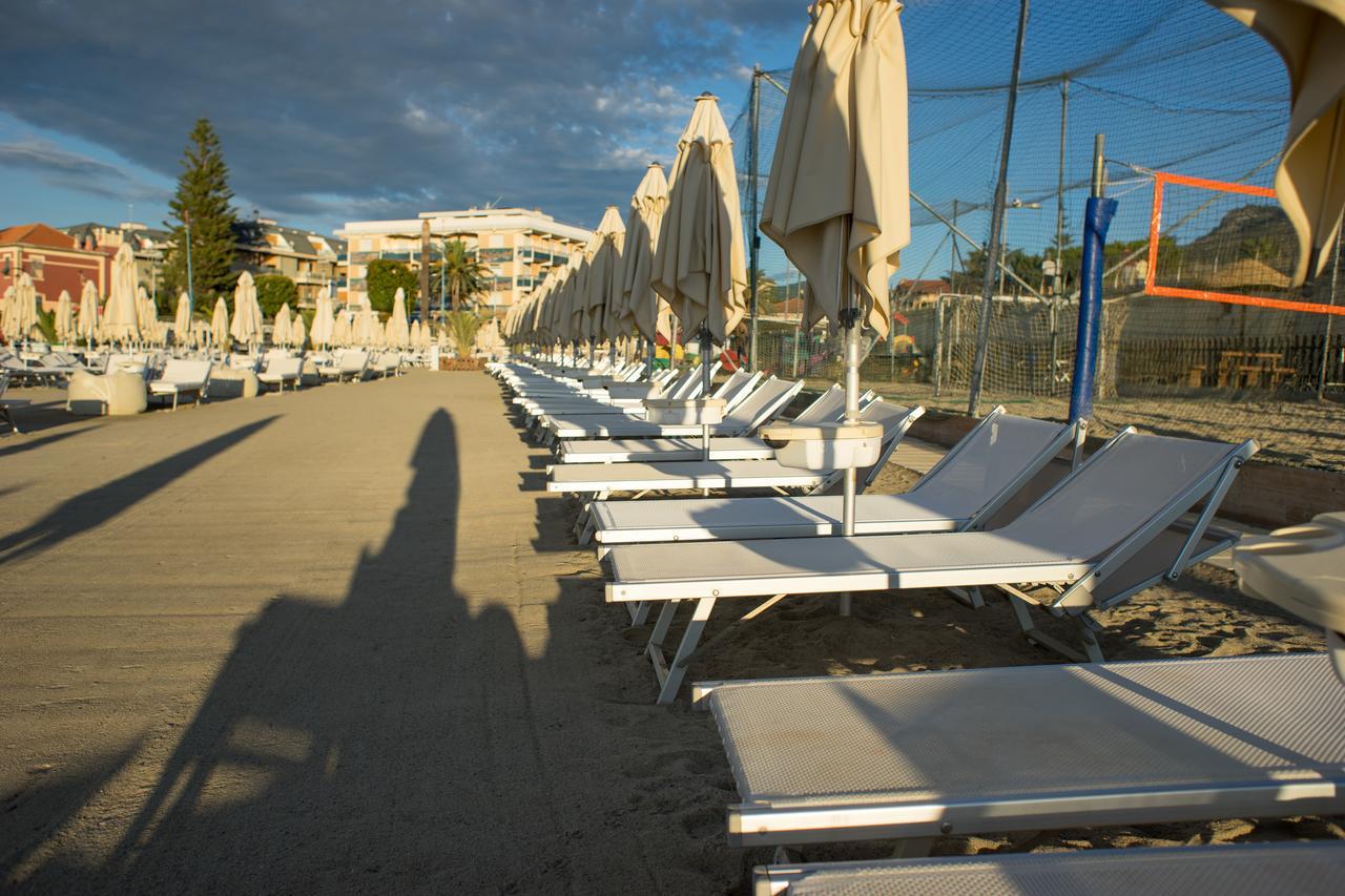 Hotel Garden Lido Loano Esterno foto